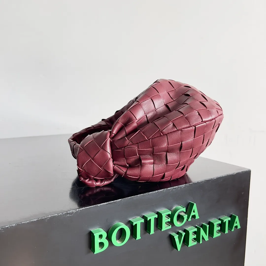 Batch 1120 Bottega veneta͙.——The latest braided and knotted hobo🔥 The top-grade lambskin leather is very soft, the bag shape is unique, practical and durable. It retains the traditional weaving elements while being a bit more flamboyant ~ Made of hand-woven sheepskin, zipper opening and closing, curved seamless structure, effortless to match. Highly recommended⚠️⚠️⚠️ The highest-end in the market🌈 Welcome to compare [Factory equipped with full package] size: 23x15x5cm.   Model: 651876
